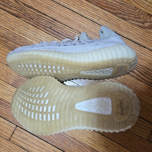 Yeezy Boost 350 V2 - Picture 3 of 4